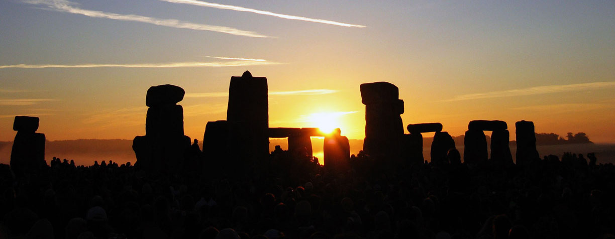 thin_summer_solstice_sunrise_over_stonehenge_2005-copy